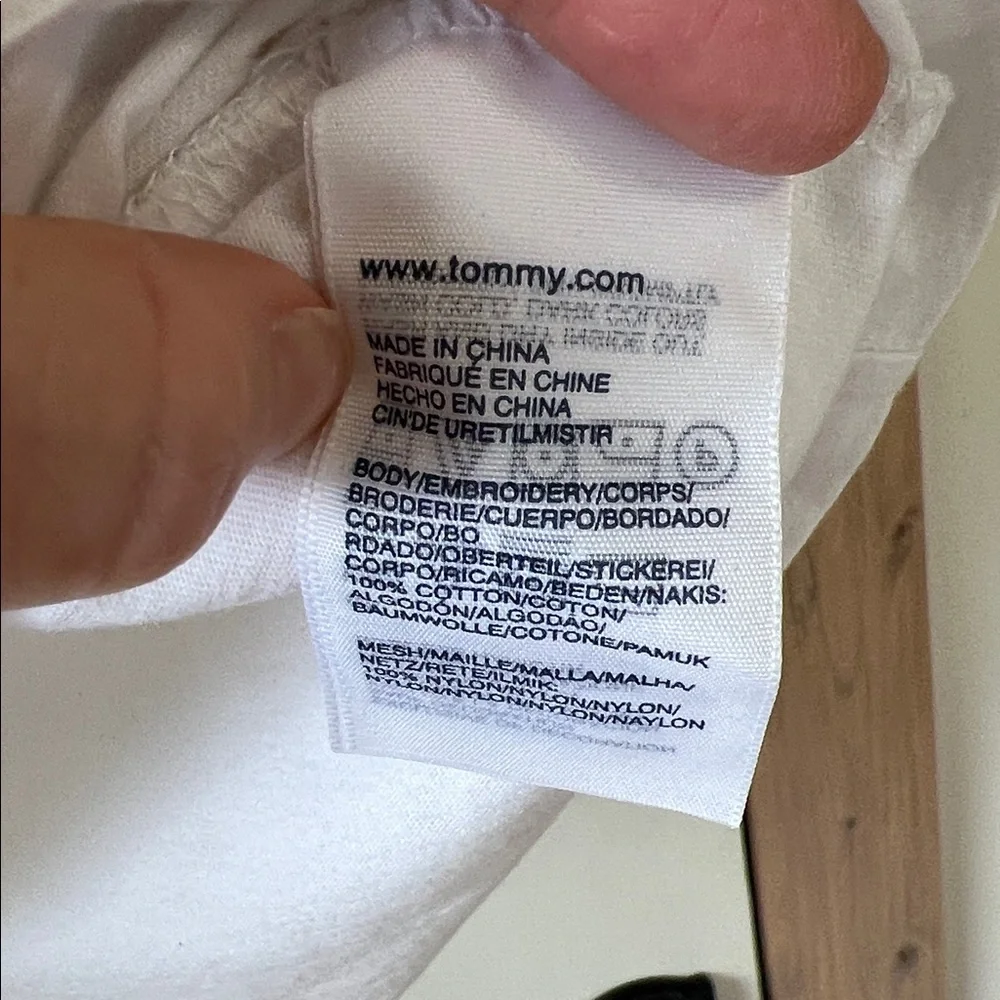 Tommy Hilfiger Medium white tee shirt sheer embroidery sleeve shoulders - Picture 4 of 6